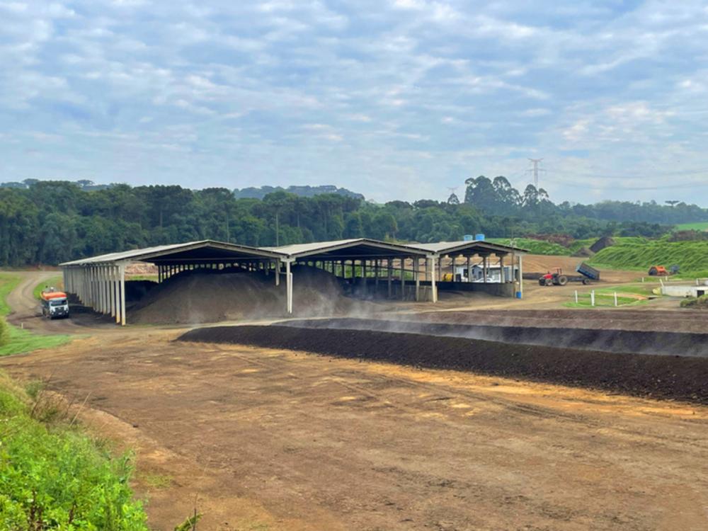 A compostagem ocorre através de um processo biológico de degradação da matéria orgânica. Ou seja, os microrganismos, como fungos e bactérias, transformam esse tipo de resíduo em um novo material, o adubo. 