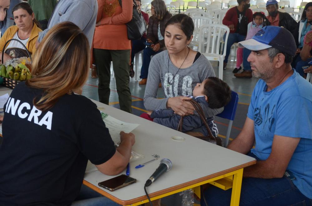 Servidores do Incra realizam atendimentos aos assentados em Londrina/PR - Foto: Incra/PR