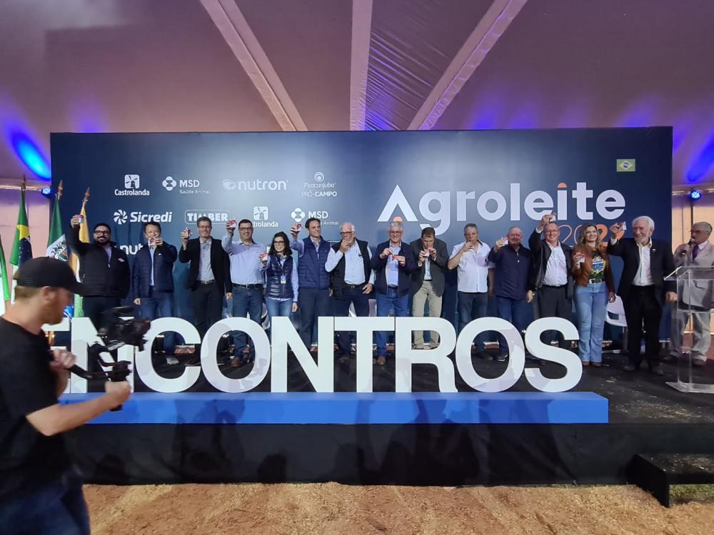 Autoridades, empresas e produtores prestigiam cerimônia de abertura
