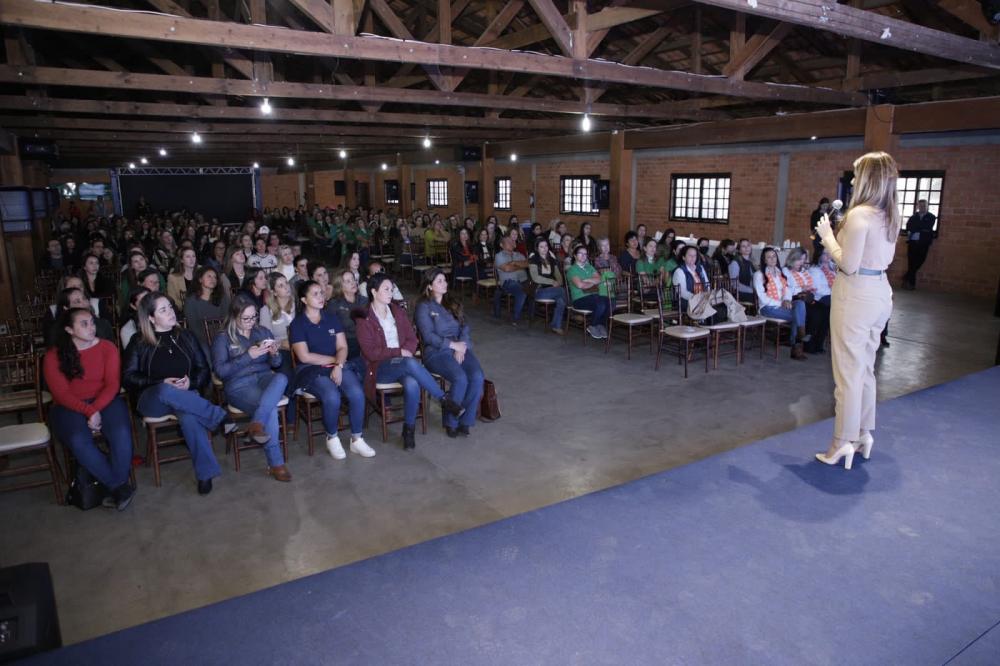 O evento reuniu mais de 200 mulheres para assistirem à palestra ‘Mulheres no agro: ousadia e autodesenvolvimento’, com a jornalista Kellen Severo. 