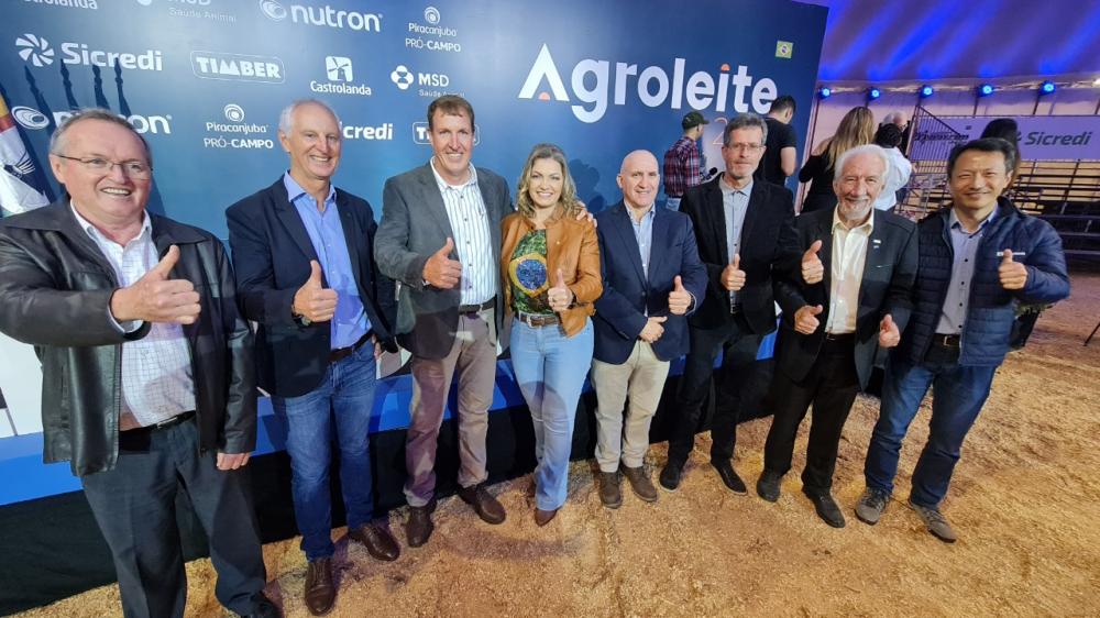 A deputada federal e candidata ao Senado pelo Paraná Aline Sleutjes (PROS) marcou presença na abertura da Agroleite 2022, que teve início nesta terça-feira (16), em Castro.