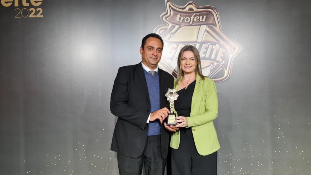 No evento, a deputada foi responsável por entregar o troféu de Personalidade do Ano ao presidente da Associação Brasileira dos Produtores de Leite, Geraldo Borges.