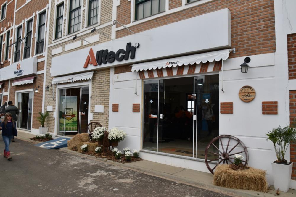 A Alltech apresentará durante a Agroleite, que acontece entre os dias 16 e 22 de agosto, em Castro (PR), duas soluções tecnológicas que potencializam o aproveitamento alimentar de bovinos e proporcionam mais segurança aos animais, aumentando a rentabilida