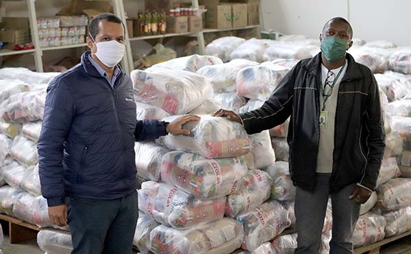 O Coordenador do Projeto, Tasso Roquete presente durante uma das entregas na cidade de Castro/PR.