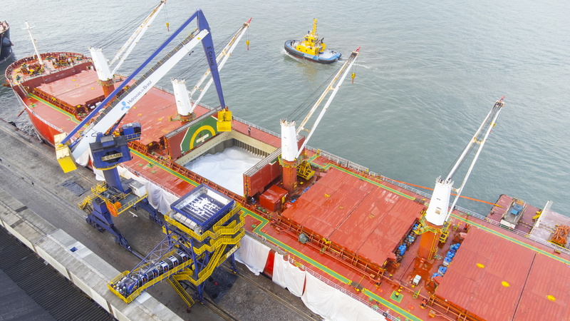 Hidrovias do Brasil descarrega fertilizante no Porto de Santos