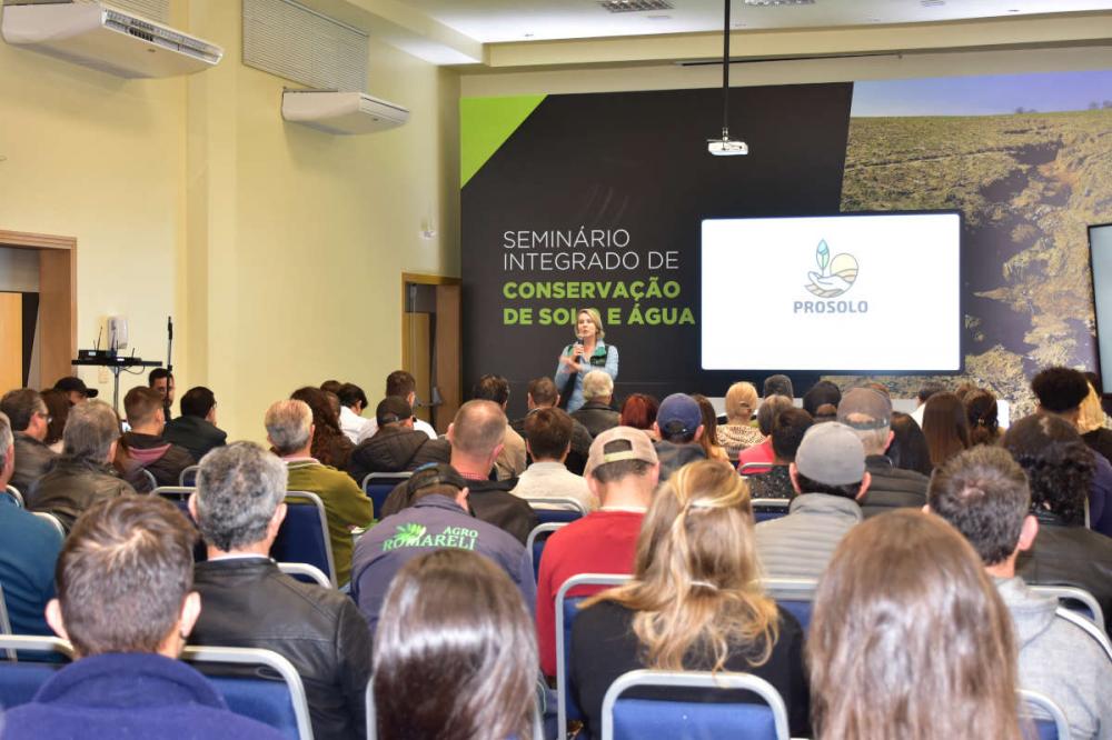 O Seminário de Conservação do Solo e da Água, realizado em Ponta Grossa, aproximou a pesquisa de produtores rurais e abordou a importância da preservação e uso consciente do solo e da água. Foto Toninho Anhaia