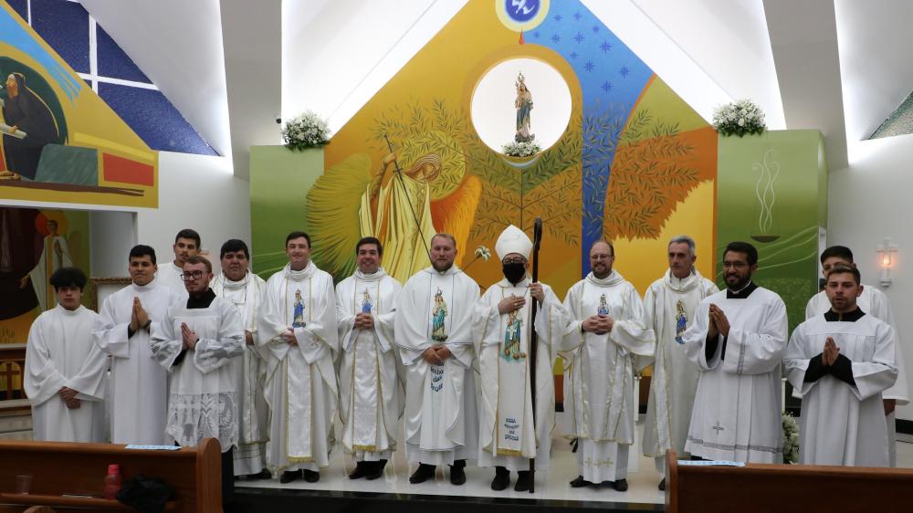 Dom Sergio celebrou o rito de dedicação da igreja e consagração do altar . Fotos Comunicação Santuário Nossa Senhora das Brotas