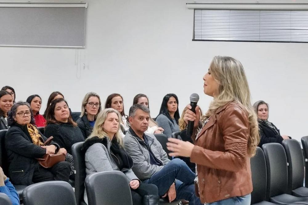 Na palestra, a especialista explicou sobre o diagnóstico do TEA, compartilhou indicações sobre a adaptação da família e tratamento, e tirou dúvidas das participantes.