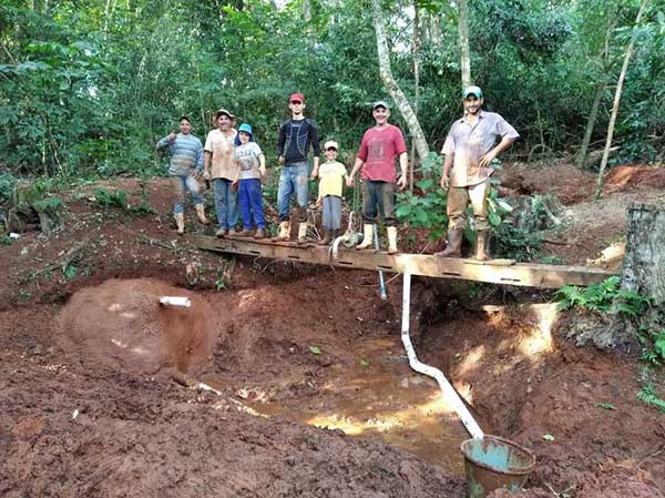 O manejo conservacionista permite a retenção da água no perfil de solo e a recarga do lençol freático, garantindo vazões maiores, mesmo em épocas de baixas precipitações.