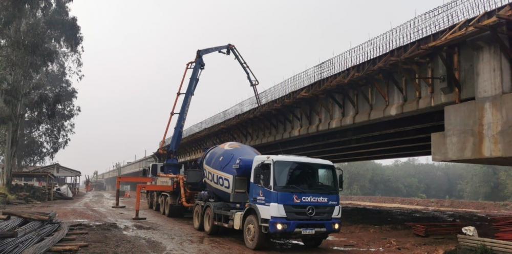 A ponte sobre o Rio Iapó possui uma extensão de 320 metros, com largura de 14 metros distribuído em duas pistas de rolamento com 3,60 metros cada, além de acostamentos externos com 3 metros e barreira de proteção para a ponte (New Jersey) de 0,40 metros.