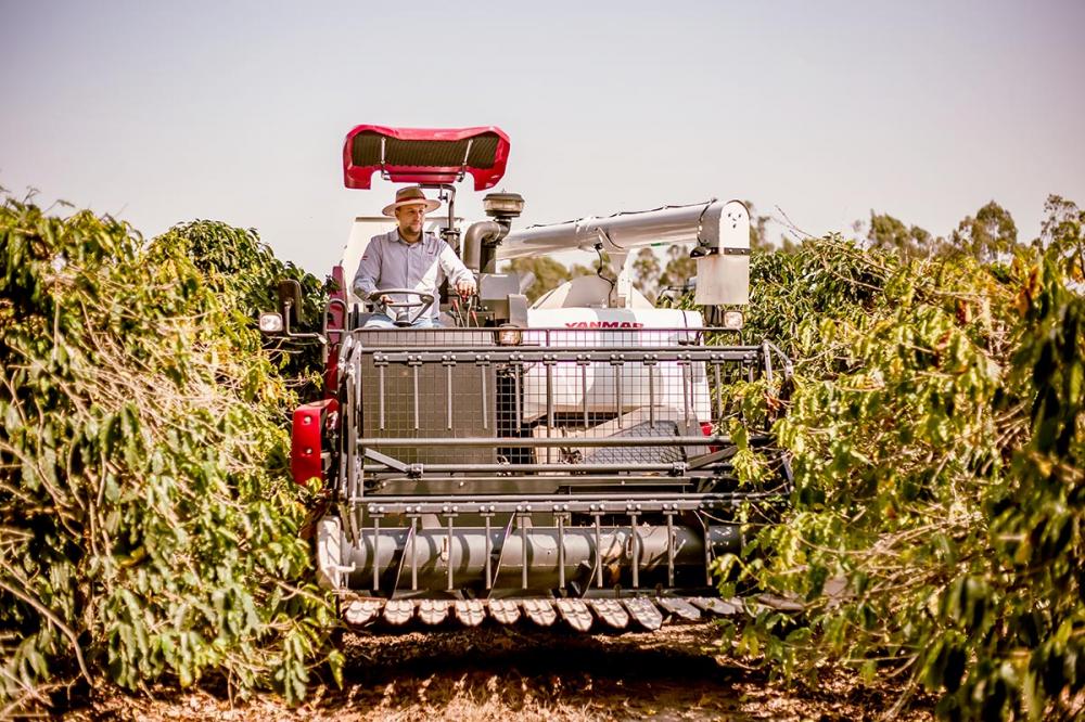 A máquina, apresentada ao mercado em 2022, visa suprir as necessidades do agricultor, para que obtenham alto rendimento em momento de alta safra, a partir do melhor custo benefício.