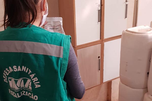 Os defensivos fraudados chegam a um valor de mais de R$ 1 milhão de reais e poderiam causar prejuízos aos produtores rurais que os utilizassem em suas lavouras.