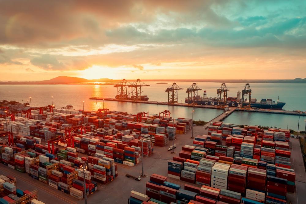O Porto Itapoá iniciou suas operações em junho de 2011, sendo considerado um dos terminais mais ágeis, eficientes e sustentáveis da América Latina e um dos maiores e mais importantes do País