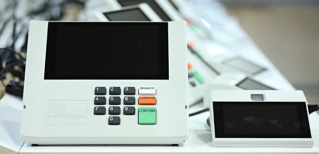 A votação deve obedecer a seguinte ordem: deputado federal; deputado estadual (ou distrital, no caso do DF); senador; governador; e presidente da República.