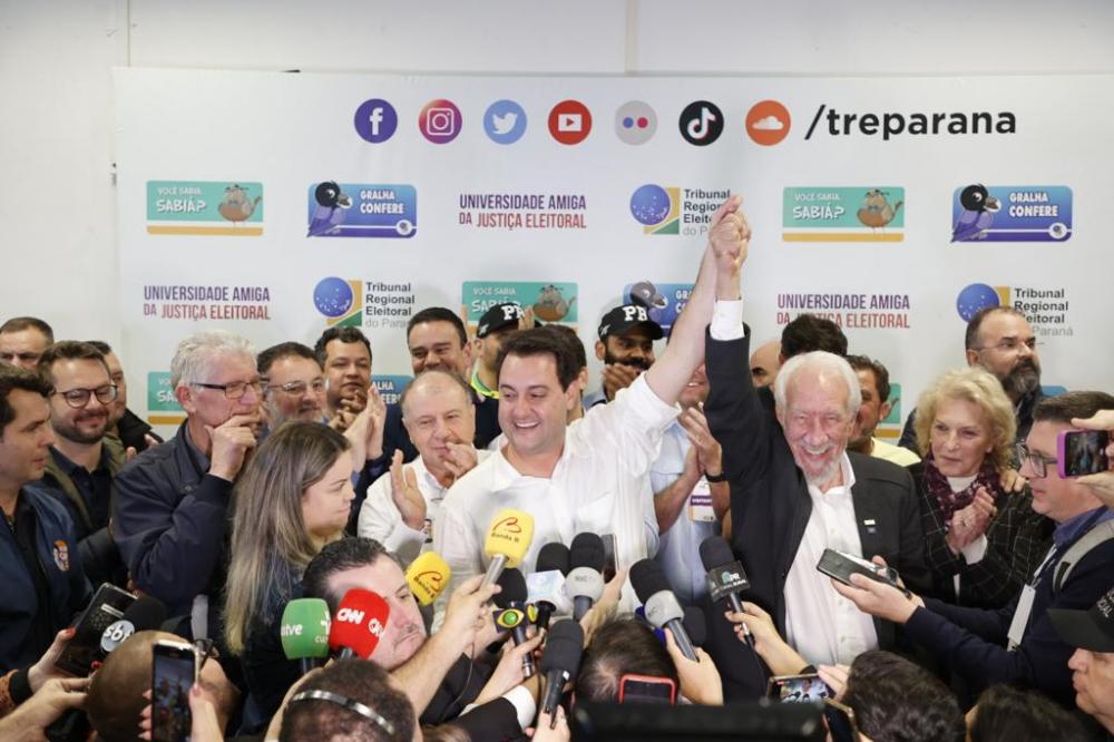 Aos 41 anos, Ratinho Junior foi o primeiro governador eleito do País neste domingo e o segundo com a maior votação proporcional do País (apenas Helder Barbalho, do Pará, com 70%, ficou na frente, uma diferença de menos de um ponto percentual). Ele também 