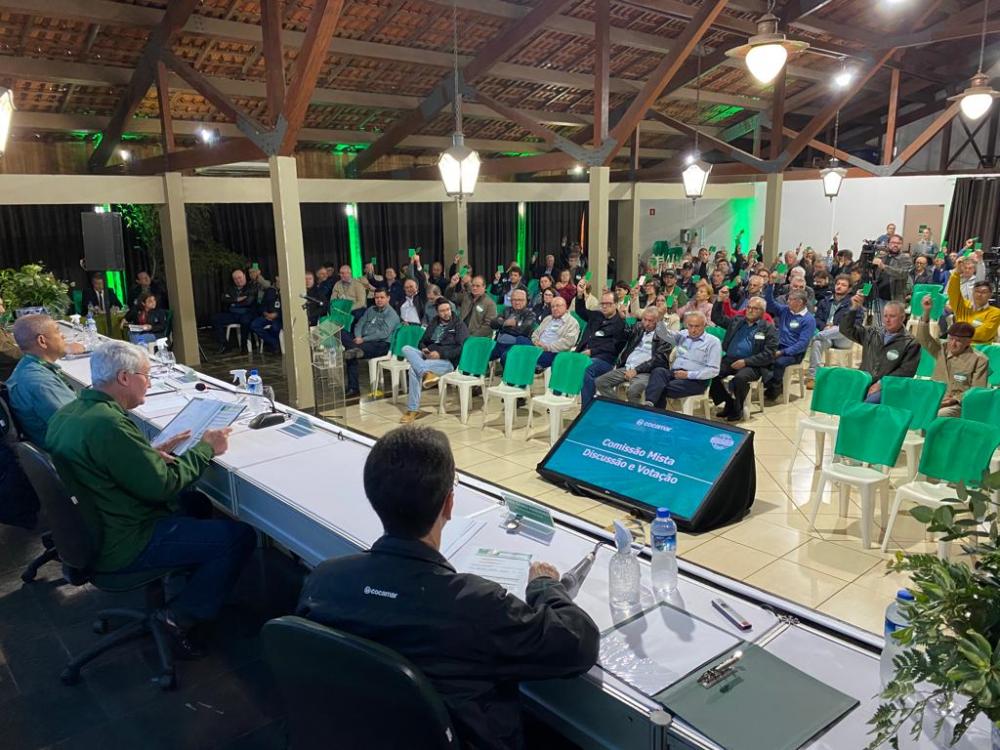 Momento histórico - Conforme explicou durante a AGE o presidente executivo da Cocamar, Divanir Higino, “trata-se de um momento histórico para o cooperativismo do Paraná, marcado por muito respeito e parceria entre ambas as cooperativas”. 
