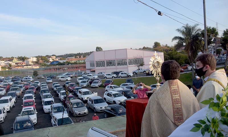 Apesar da pandemia de coronavírus os fiéis católicos celebram dia de Corpus Christi com carreata e missa on-line.