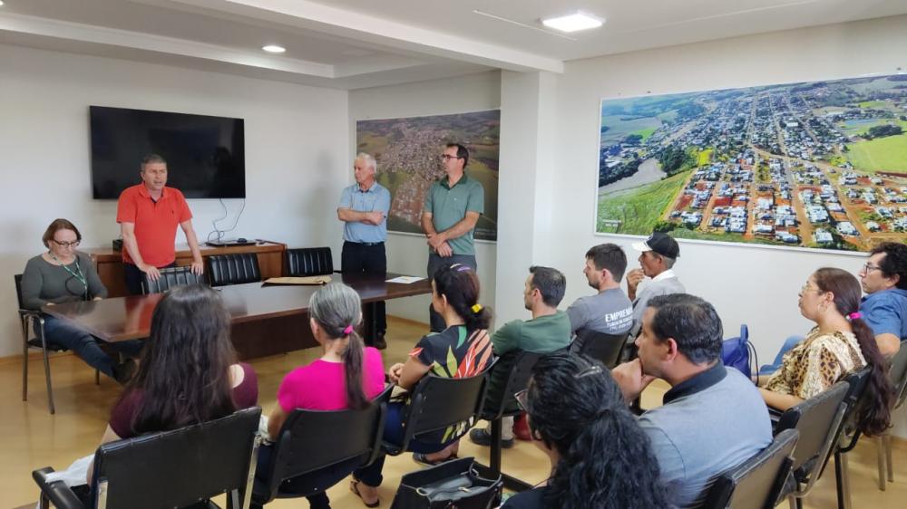 Famílias de agricultores de 13 projetos de assentamentos, em cinco municípios da região Sudoeste do Paraná, começaram a receber nesta terça-feira (4) 263 Contratos de Concessão de Uso (CCU). As entregas acontecem até a próxima sexta-feira (07). O CCU é o 