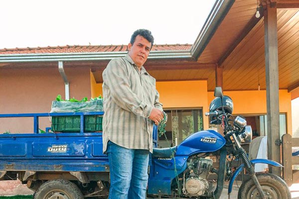 Davi de Abreu Rocha usa um triciclo para entregar os pedidos de hortaliças e legumes orgânicos aos clientes. Crédito: Divulgação.