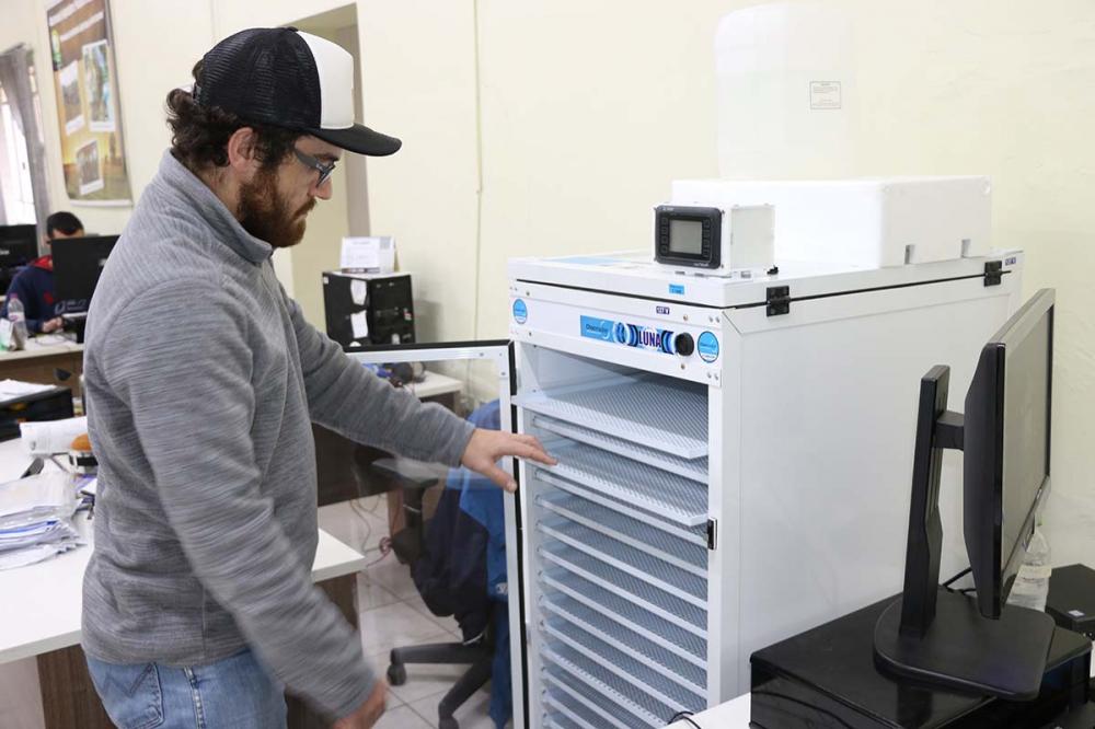 O germinador de sementes foi adquirido para testes de germinação de sementes que os pequenos produtores produzem em suas propriedades para determinar a viabilidade de uso como semente.