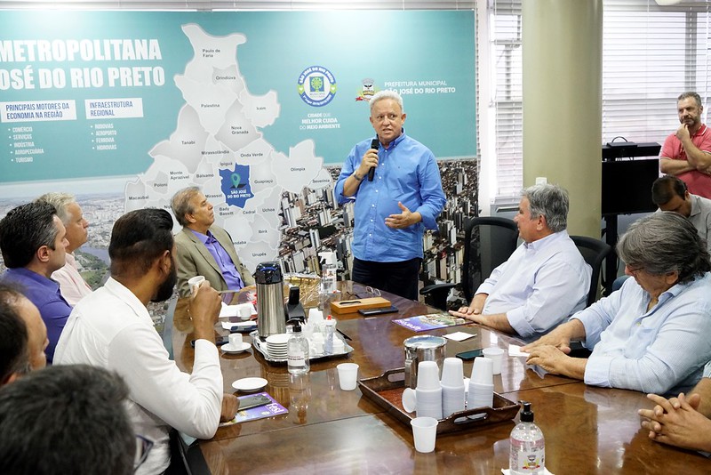 Presidente da ABCZ, Rivaldo Machado Borges Júnior cumprimenta prefeito Edinho Araújo por 'abraçar' o programa Pró-Genética Foto: Fabrício Spatti