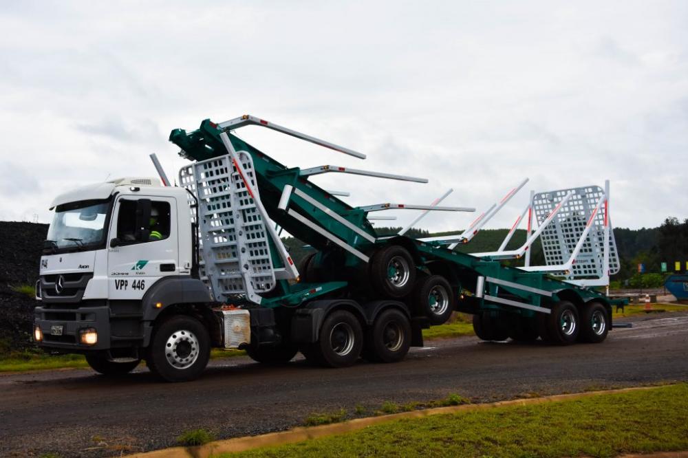 O caminhão dobrável é um modelo “bitrem”, específico para o carregamento de toras de madeira, que encolhe a segunda carroceria, somando-a à primeira. 