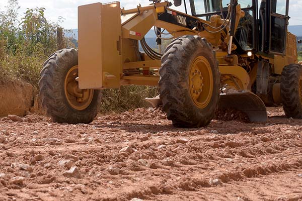 O TSD é uma alternativa que deixa a superfície da estrada parecida com o asfaltamento, mas com implantação mais rápida, durabilidade de até um ano, mas necessidade de manutenção mais frequente do que o asfalto. Foto ilustrativa