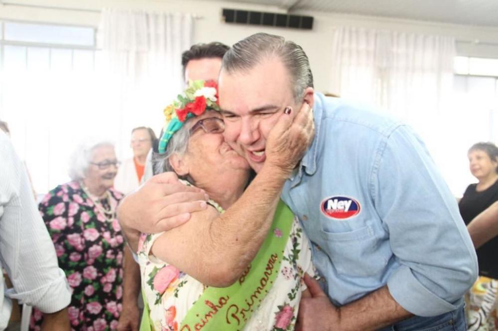 De acordo com a legislação brasileira, o que determina e define uma pessoa idosa é a idade igual ou superior a 60 anos. De acordo com IBGE, em 2019, o Brasil tinha mais de 29 milhões de idosos. A projeção é que esse número ultrapasse 73 milhões em 2060.