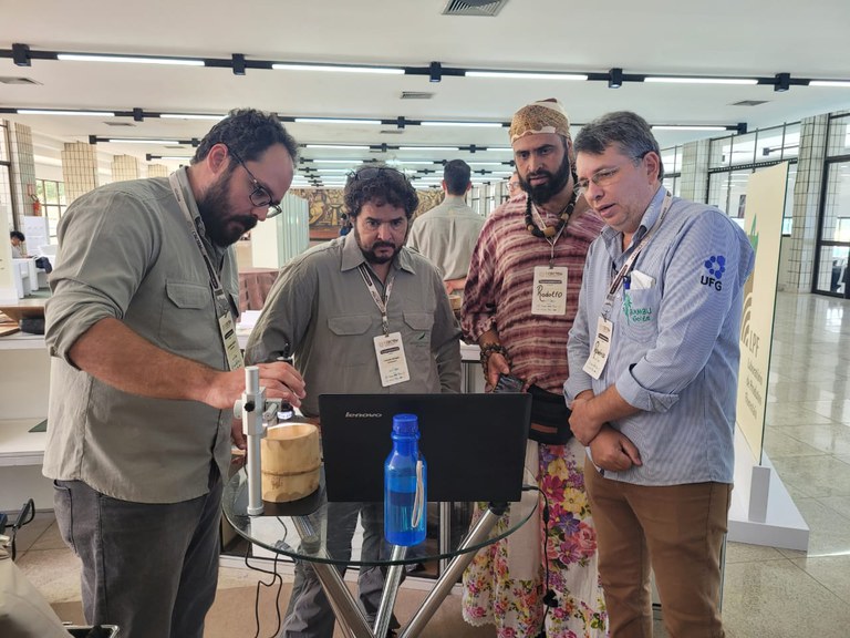 Durante os três dias de evento, os visitantes que foram até o estande do LPF puderam conhecer um pouco do trabalho realizado no Laboratório. Houve exposição de amostras de madeira e o público pôde observar as características de cada espécie. Fotos Mapa