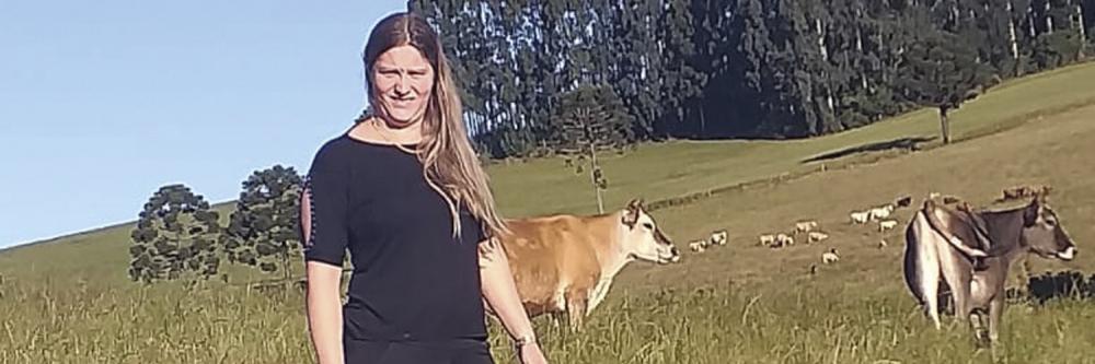 Eliane reúne interessados em fazer cursos do SENAR-PR. E, quando atinge o número suficiente de participantes, vai atrás do sindicato rural local para viabilizar a turma.