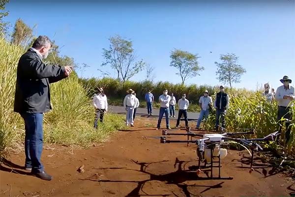 A principal vantagem verificada neste procedimento com uso de drones é que o produtor pode fazer a aplicação na fase de pré-pendoamento com eficiência agronômica.