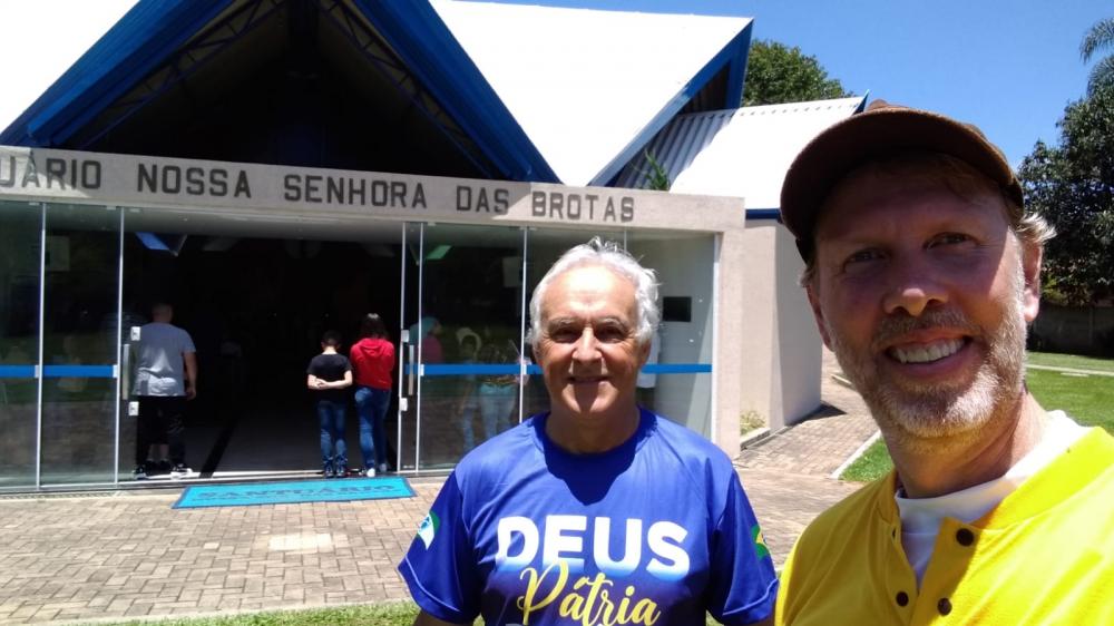 O empresário Marcos Bertolini e o engenheiro-agrônomo, Hélcio Helcio Luiz Ferro, fizeram uma caminhada saindo de Castro até o Santuário de Nossa Senhora das Brotas em Piraí do Sul para sensibilizar e valorizar o voto do caminhoneiro.