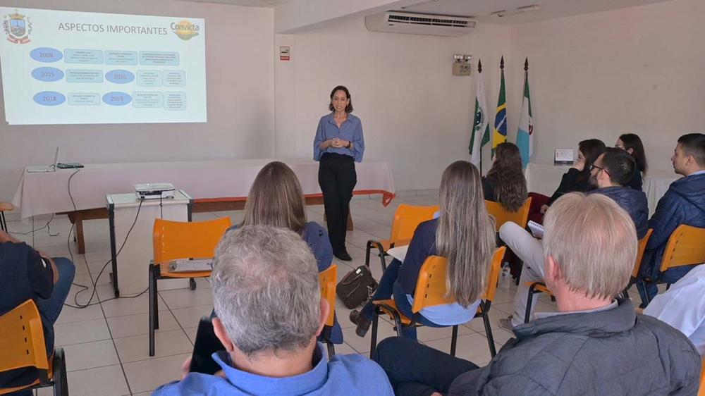 A reunião da Secretaria da Fazenda da Prefeitura de Castro participou do Café do Produtor no Sindicato Rural de Castro teve caráter educativo em relação ao Imposto Territorial Rural, o ITR. Foto Toninho Anhaia