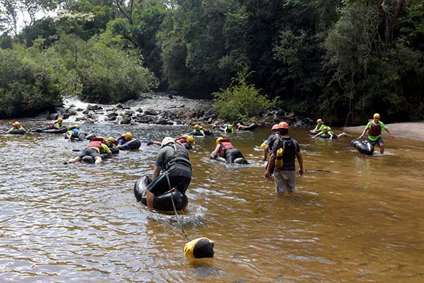 A demanda por destinos dentro de um raio de 320 quilômetros de onde residem os usuários. A imagem é uma atividade de boia-cross no Rio das Cinzas na Fazenda Cercado Grande em Piraí do Sul que fica à 180km de Curitiba.Foto Toninho Anhaia