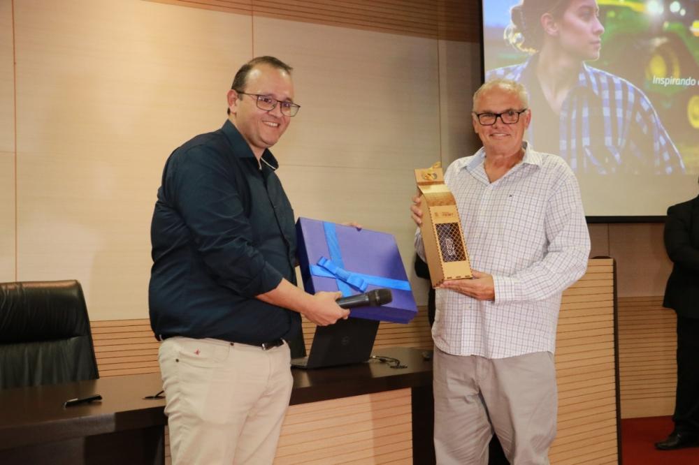 Carlos Eduardo Braguini, diretor do Senai, e José Vengrus Filho (Zezão), diretor de Mecanização da Bom Futuro