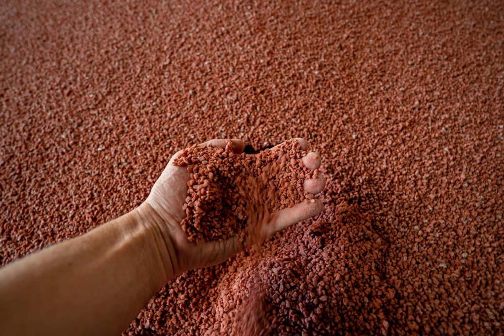 O Brasil importa 85% do fertilizante usado nas lavouras. O país comprou um volume recorde de adubos este ano. 