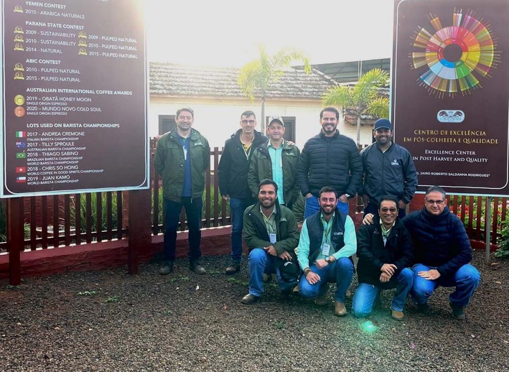 O curso “Q-Processing” foi realizado na Fazenda Califórnia, localizada em Jacarezinho/PR, e ministrado pelo produtor Luís Roberto Saldanha, cooperado da CAPAL e um dos poucos especialistas do setor credenciados no Brasil para fazer a mediação dos encontro