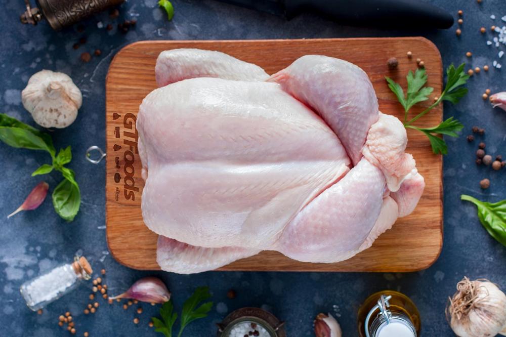 Um erro comum está no processo de descongelar o produto e congelar novamente. O ideal é não fazer isso, pois existe uma temperatura específica adequada para a carne.