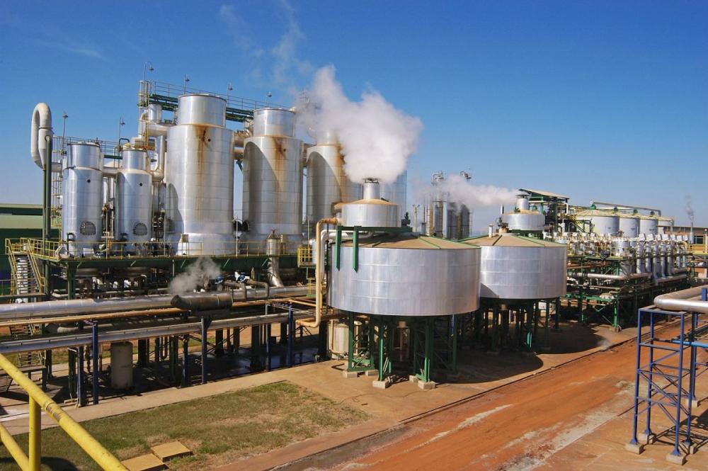 O etanol é uma fonte de energia renovável que no Brasil é produzido a partir da cana-de-açúcar. São inúmeros os benefícios em se optar pelo consumo desse combustível