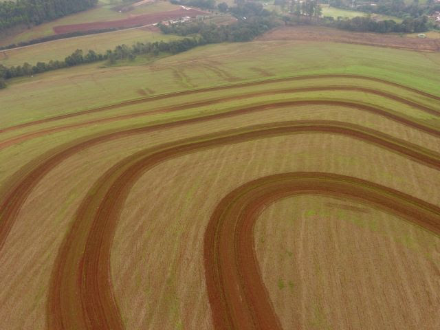  A tecnologia visa captar e armazenar água no solo e evitar a erosão e a degradação do terreno, com o objetivo de obter maiores ganhos de produtividade e rentabilidade das lavouras, além dos ganhos ambientais e sociais.
