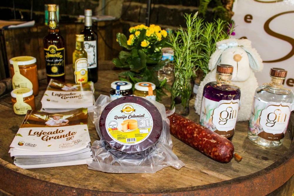 O roteiro turístico conta com propriedades rurais. Uma delas tem como atividade principal a ovinocultura e derivados, a outra trabalha com derivados de cana-de-açúcar, outra produz gin e licores, uma produz queijos coloniais e temperados, uma com produtos